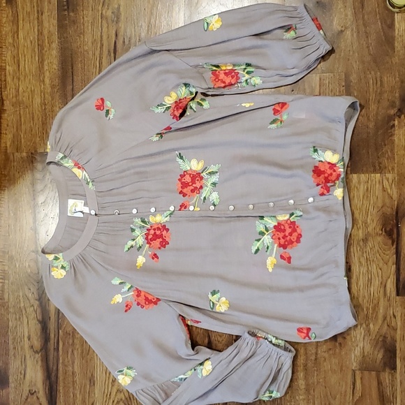 Figs and Flowers Tops - Womens Figs & Flowers gray top with crochet flowers size XL